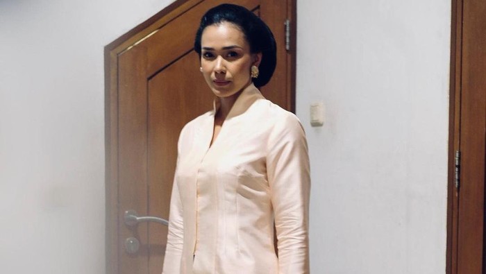 Busana Adinia Wirasi di acara Langkahan