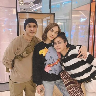 Langkahi Wisnu Hardana, 7 Potret Kebersamaan Adinia Wirasti & Keluarga