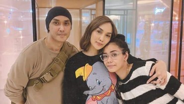 Langkahi Wisnu Hardana, 7 Potret Kebersamaan Adinia Wirasti & Keluarga