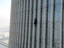 Pria Inggris Ditangkap Saat Panjat Gedung Bertingkat Korsel Tanpa Tali!
