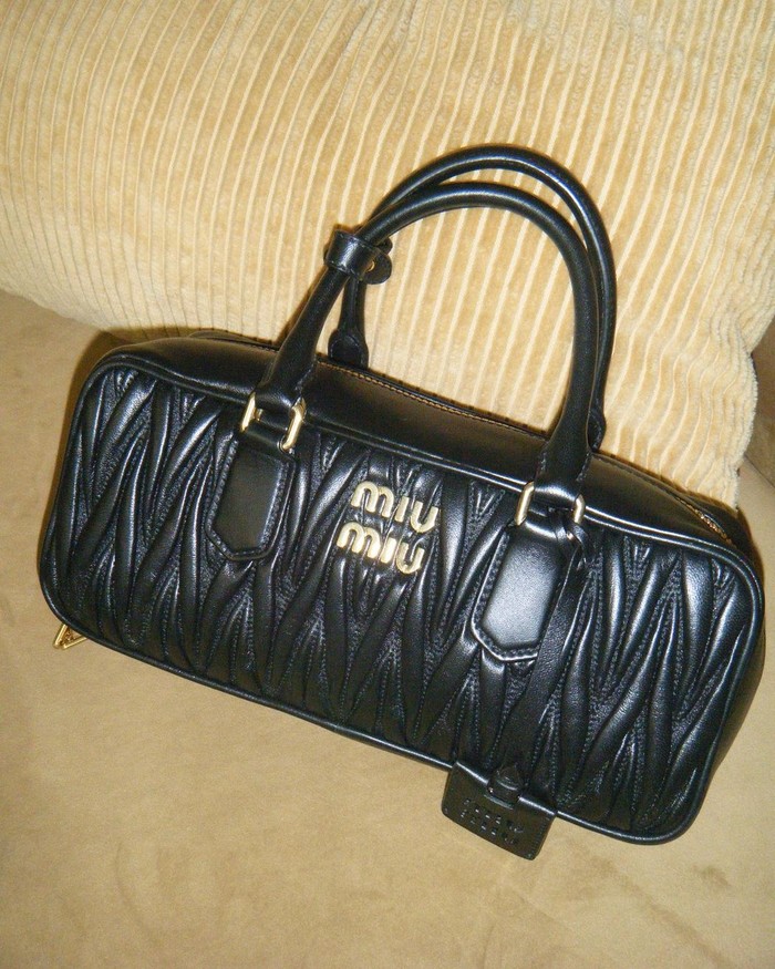 Arcadi merupakan koleksi tas terbaru dari Miu Miu yang berbahan kulit mewah dengan sentuhan logo bewarna keemasan akan menjadi awalan kegiatan Momo sebagai brand ambassador brand di Jepang, Beauties./ Foto: instagram.com/momo