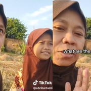 Viral di TikTok! Seorang Ibu Ajak Anaknya Ngobrol Pakai Bahasa Inggris di Sawah, Dikira Petani Tapi Ternyata...