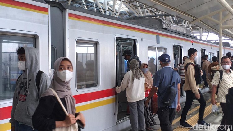 Aturan wajib menggunakan masker masih diterapkan di kereta rel listrik (KRL). Para pengguna KRL memberikan beragam tanggapan atas kebijakan tersebut. (Magdalena HNG/detikcom)