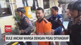 VIDEO: Bule Ancam Warga Dengan Pisau Ditangkap