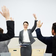 Berikan Penampilan Memukau, Ini 5 Cara Jitu Belajar Public Speaking untuk Kamu yang Sering Demam Panggung!