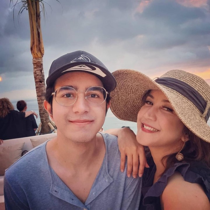 <p>Semakin dewasa, paras Darren terlihat tampan di setiap potret yang dibagikan oleh sang Bunda, nih. Meski sudah berusia 21 tahun, Darren tetap akan menjadi anak laki-laki kecilnya di hati sang Bunda. <em>"Yesterday my little boy, today my friend, and forever,</em>" tulis Andi. (Foto: Instagram @andisorayabeatrix @darren4s)</p>