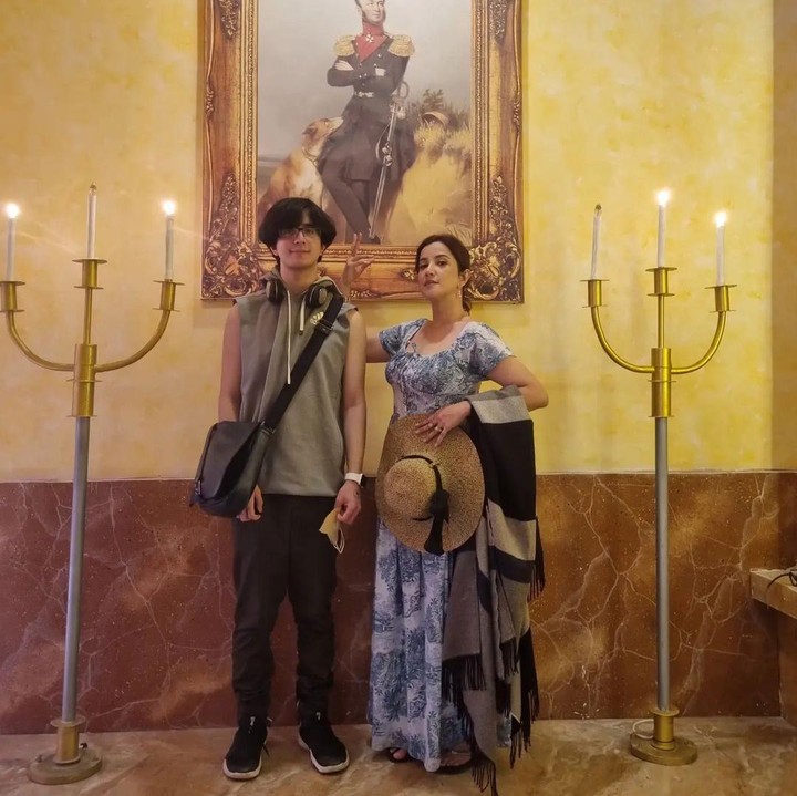 <p>Anak kedua Andi Soraya kini sudah tumbuh besar. Darrenn Sterling Emmanuel mulai mencuri atensi publik sejak beranjak dewasa. (Foto: Instagram @andisorayabeatrix @darren4s)</p>