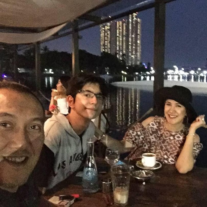 <p>Di laman Instagram pribadinya, Darren juga pernah memperlihatkan potret kebersamaan dengan ibunda dan ayah sambungnya. (Foto: Instagram @andisorayabeatrix @darren4s)</p>