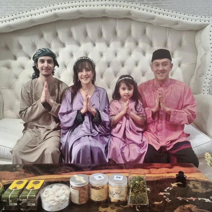 <p>Andi Soraya yang kini sudah menikah lagi dengan Andi Ali Gaffar, tetap menunjukkan kekompakan keluarga mereka. Darren tampak selalu hadir di setiap kesempatan, nih. (Foto: Instagram @andisorayabeatrix @darren4s)</p>