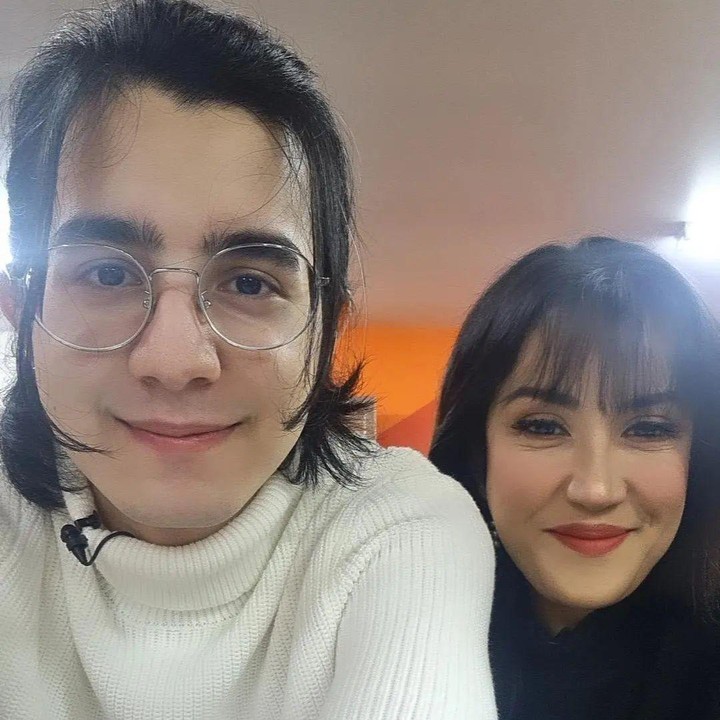 <p>Penampilan Darren yang semakin tampan dan dewasa tak pernah luput dari komentar netizen, nih. Banyak yang menyebut mereka tak seperti ibu dan anak<em>. "Udh gede banget ya Ya....jd kayak brondong.mama Aya nih,</em>" komentar @linggas***. "<em>Cool cakeppp anaknya tapi jujur kayak adeknya loh mba,"</em> kata @m.tina1***<em>. "pabrik nya aja cakep gtu. makanya produk nya cakep abiss,"</em> ucap @harlangarisker*** (Foto: Instagram @andisorayabeatrix @darren4s)</p>