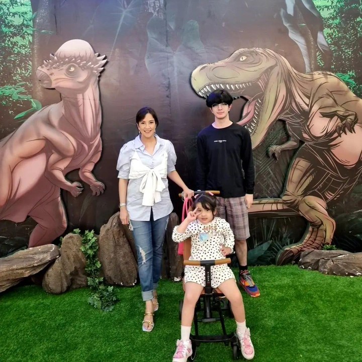 <p>Darren juga menjadi abang yang baik untuk adik sambungnya, Andi Kylie Zhivanna Ali. Andi Soraya kerap memamerkan potret kompak mereka. <em>"Together with you is my favorite place to be,"</em> tulis Andi. (Foto: Instagram @andisorayabeatrix @darren4s)</p>