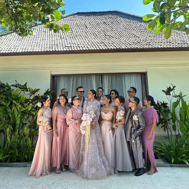 <p>Belum lama ini artis cantik Adinia Wirasti melepas masa lajangnya bersama sang kekasih bule, Michael Wahr. Kehadiran para <em>bridesmaid</em> di pernikahan keduanya pun menarik perhatian. (Foto: Instagram @therealdisastr)</p>