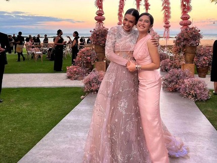 7 Potret Anggunnya Dian Sastrowardoyo Jadi Bridesmaid di Pernikahan Adinia Wirasti