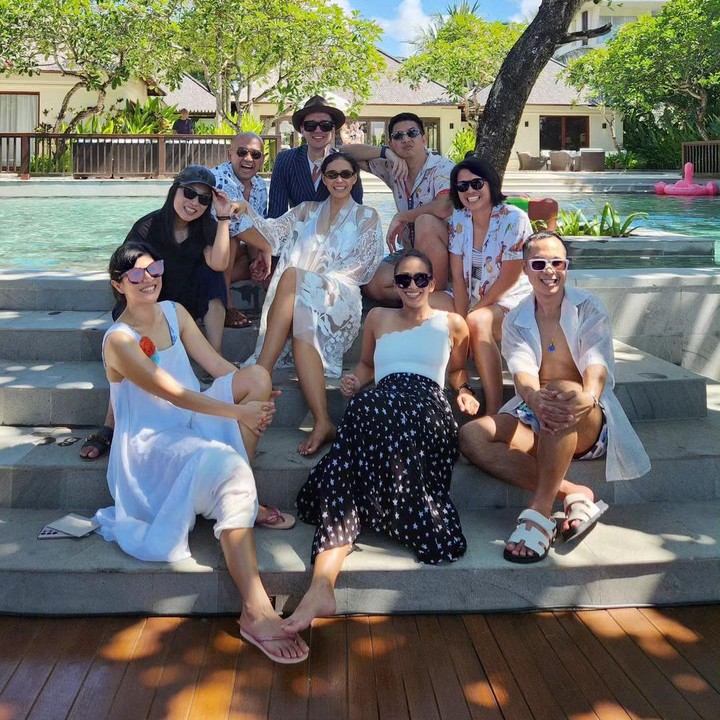 <p>Dalam acara tersebut, Dian mengungkapkpan perasaannya kepada sang sahabat. Ia pun berharap agar Adinia dan sang suami memiliki kehidupan rumah tangga yang indah. (Foto: Instagram @therealdisastr)</p>