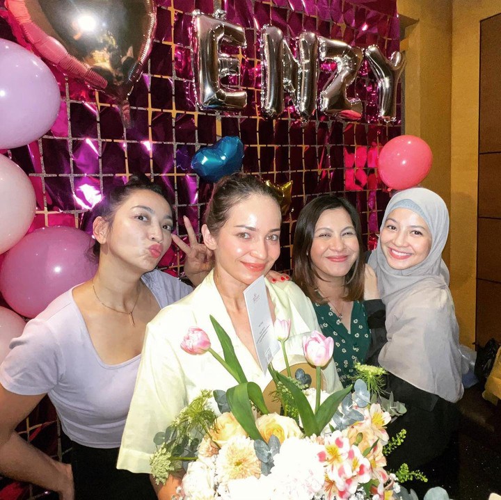 <p>Dalam unggahan tersebut, acara ini terlihat sederhana dan dihadiri oleh orang-orang terdekat Enzy, Bunda. "<em>#enji you say goodbye, and i say hello #soon</em>," tulis Natasha Rizky dalam kolom caption. (Foto: Instagram @natasharizkynew)</p>