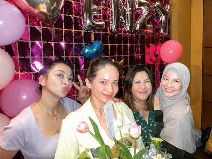 5 Potret 'Pesta Perpisahan' untuk Enzy Storia Sebelum Ikut Suami Diplomat ke AS