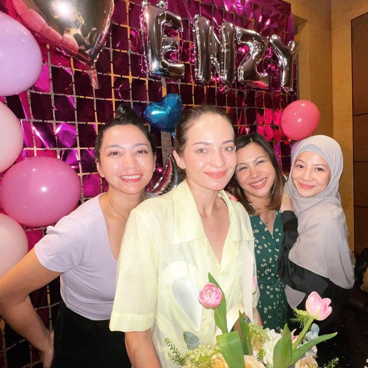 <p>Postingan ini juga langsung menuai beragam reaksi dari netizen, Bunda. Banyak dari netizen yang mengaku sayang dan mendoakan yang terbaik untuk mereka. "Sayang banget sama persahabatan ini," ujar akun @stro***, "<em>Masya Allah</em>, semoga masih bisa terus bersilaturahmi ya," tutur @gigi***. (Foto: Instagram @natasharizkynew)</p>