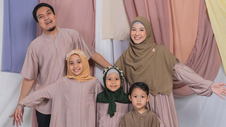 Gaya Hijab Syar’i Natasha Rizky