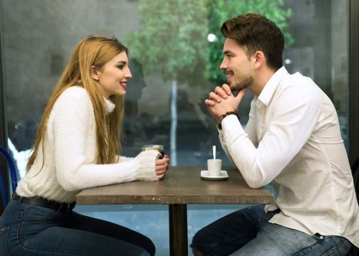 Perempuan dan pria sedang mengobrol