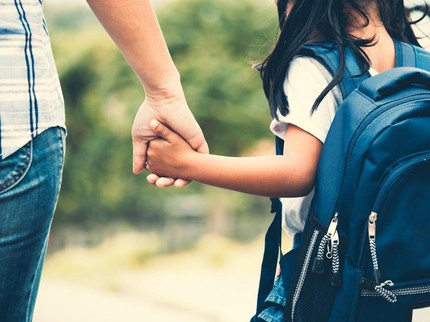 5 Pertanyaan Penting Orang Tua pada Wali Kelas Anak saat Pengambilan Rapor, Catat Bun!