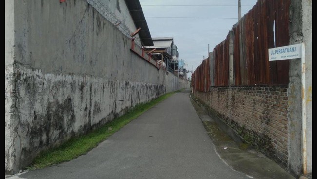 Jalan Persatuan I di Kecamatan Sunggal, Deliserdang, Sumatera Utara (Sumut) yang diduga dijual oleh Pemkab Deliserdang ke PT Latexindo Tobaperkasa, ditutup.