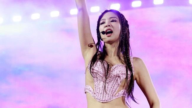 Jennie BLACKPINK meminta maaf karena turun dari panggung konser lebih cepat saat tampil di Melbourne, Australia.