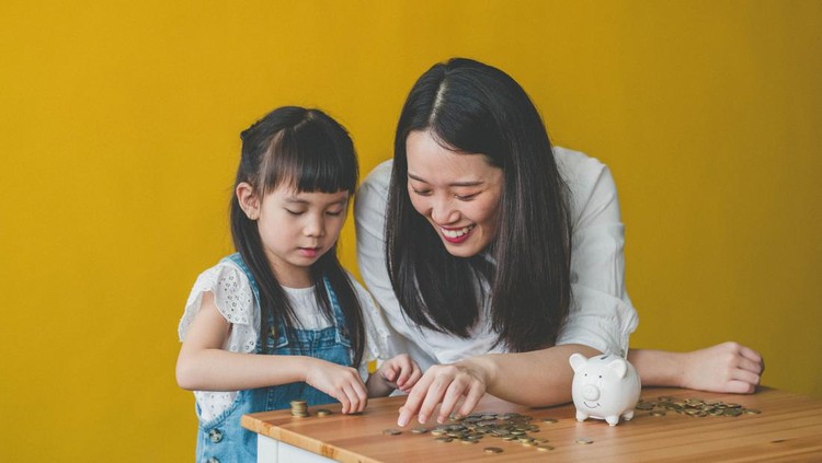 Kapan Anak Mulai Diajarkan Mengelola Uang? Ini 5 Tips Pentingnya sesuai Usia Kapan Anak Mulai Diajarkan Mengelola Uang? Ini 5 Tips Pentingnya sesuai Usia