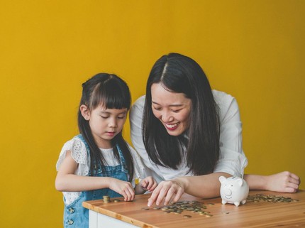 Kapan Anak Mulai Diajarkan Mengelola Uang? Ini 5 Tips Pentingnya sesuai Usia