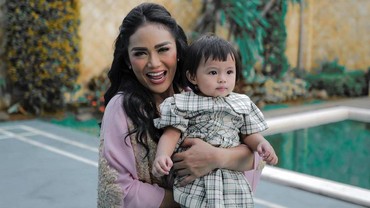 img-title Penampakan Tas Mewah Mungil Ameena dari Kris Dayanti Seharga 3 Kali Gaji Anggota DPR