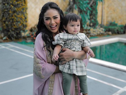 5 Potret Krisdayanti Momong Sang Cucu Ameena, Gemas & Banjir Pujian Bun