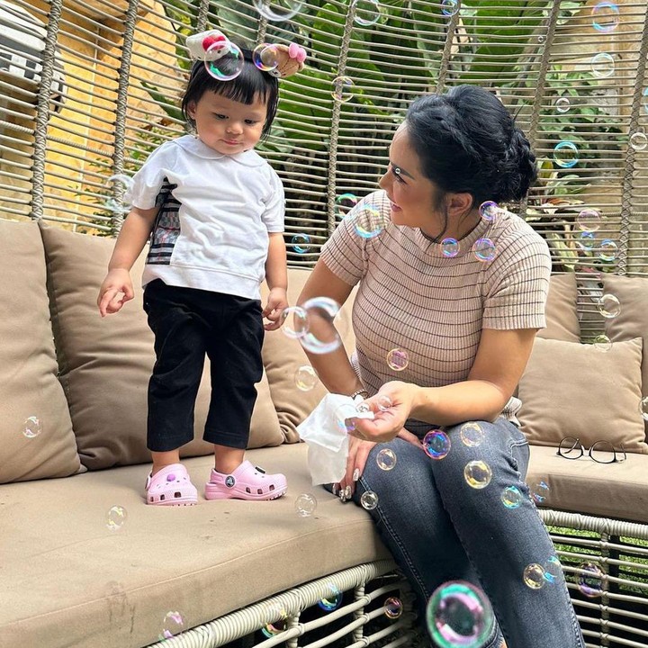 <p>Ya, di sana Krisdayanti terlihat lebih banyak menggendong dan memanjakan Ameena. Tak heran, netizen pun mengakui Ameena sebagai salah satu anak artis yang menggemaskan dan membuat siapapun ingin memeluknya. "Gemmi emang sm kyk mamanya ameena kl gemes sm ameena. kita jg gemes kl liat ameena," ujar akun @dri***. (Foto: Instagram @krisdayantilemos)<br /><br /><br /></p>