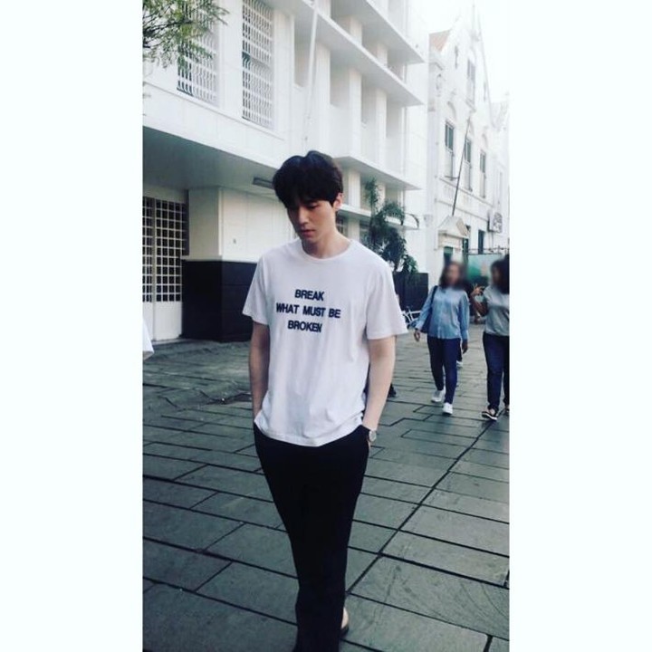 <p>Kota Tua Jakarta kini menjadi spot favorit artis Korea, Bunda. Mulai dari aktor Lee Dong Wook hingga Taeyong NCT, membagikan potret saat jalan-jalan di sana. (Foto: Instagram @leedongwook_official)<br /><br /><br /></p>