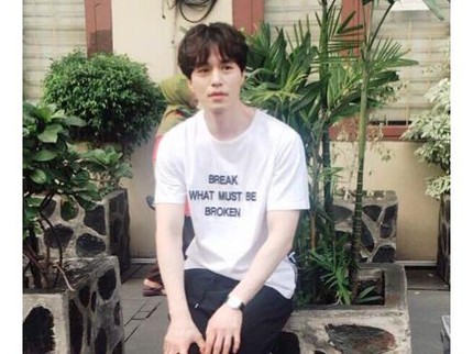 Jadi Aktor Terpopuler, Ini Potret Lee Dong Wook Santai Pakai Sandal