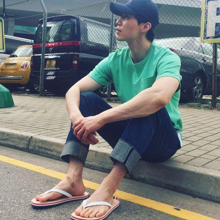 <p>Melihat kehidupan Lee Dong Wook yang sederhana ini, tak heran jika ada penggemar yang menyebut sang aktor seolah-olah mudah digapai. "Klo liat bgini, serasa bisa digapai @hlz****. Bagaimana menurut Bunda? (Foto: Instagram @leedongwook_official)</p>