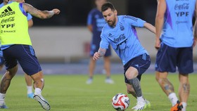 FOTO: Gocekan Messi Sebelum Argentina Lawan Australia
