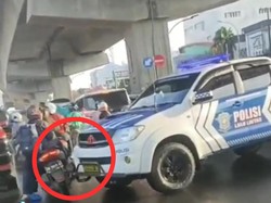Viral Video Mobil Patwal Tabrak Lari Pemotor, Ini Penjelasan Polisi