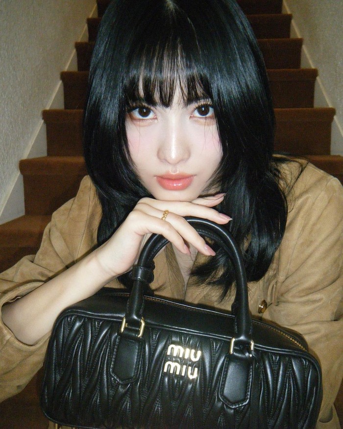Momo TWICE resmi terpilih sebagai brand ambassador produk fashion dunia Miu Miu pada (10/6) kemarin dan menjadi model terbaru dari kalangan idol setelah Yoona Girls' Generation dan Jang Won Young IVE./ Foto: instagram.com/momo