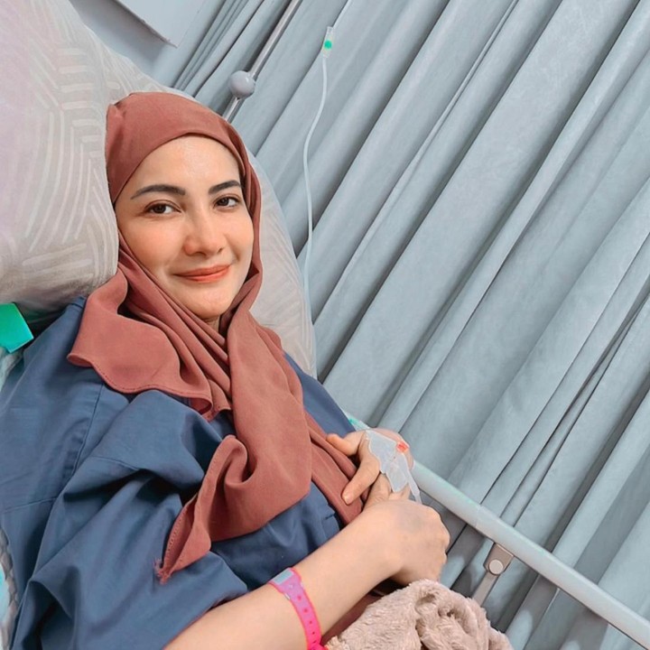 Transseksual er va xotinning ogziga tushadi. Jinsiy aloqada bolgan yosh yigitlarning fotosuratlari