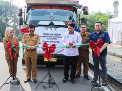 Bupati Bandung Lepas Ekspor 11,6 Ton Pakan Ikan Hias ke Jepang