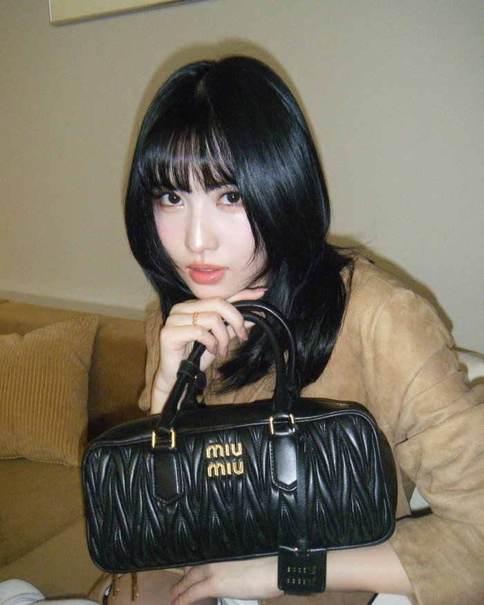 Pengumuman resmi sang idol menjadi duta dari brand mewah tersebut dirilis melalui akun resmi Instagram Twice Jepang. Hal tersebut mengisyaratkan bahwa Momo akan lebih fokus mempromosikan produk di negara tempatnya lahir./ Foto: instagram.com/momo