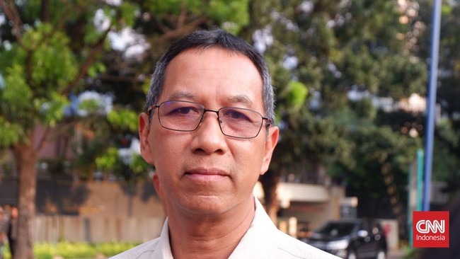 Pj Gubernur DKI Jakarta Heru Budi Hartono hanya melempar senyuman ketika ditanya terkait telepon dari Ganjar Pranowo soal keluhan warga di wilayah DKI Jakarta.