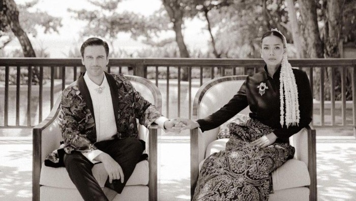 Perjalanan cinta Adinia Wirasti dan Michael Wahr