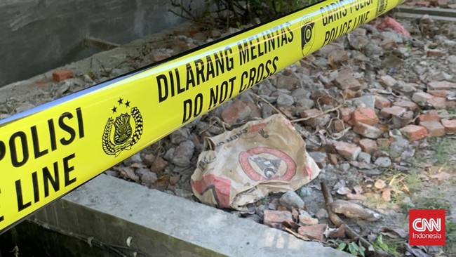 Potongan tubuh manusia diduga korban mutilasi ditemukan dalam plastik hijau di kawasan Atlantis Land-Kenjeran Park, Surabaya, Senin (12/6).