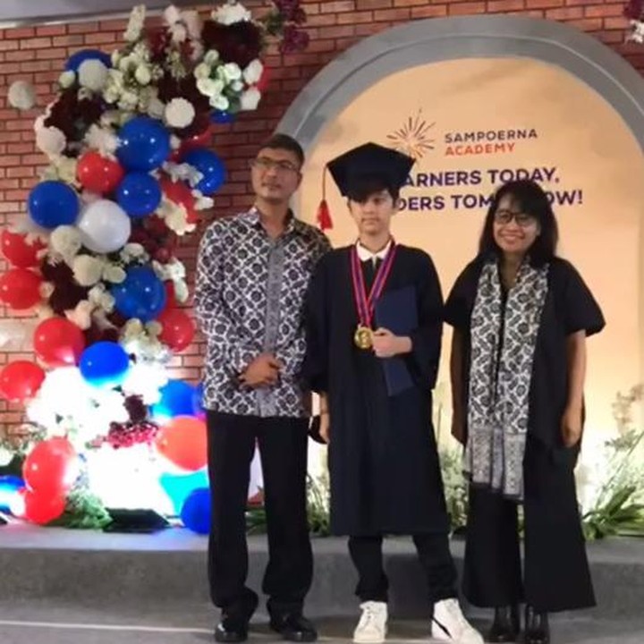 <p>Jeremiah Alric Dimitri anak Wulan Guritno baru merayakan kelulusannya dari Sekolah Dasar (SD). Dengan mengenakan toga, Alric menerima surat kelulusan dan medali di atas podium. (Foto: Instagram: @wulanguritno)</p>