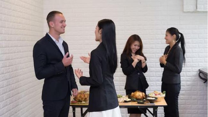 Relax sebelum acara dimulai. foto freepik.com: jcomp