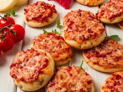 Resep Mini Pizza Topping Daging Asap yang Cocok Buat Camilan Anak