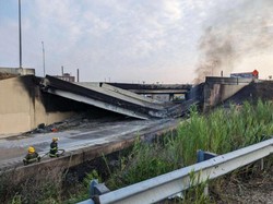 Ngeri! Truk Tanker Terbakar-Meledak, Jalan Layang AS Ambruk
