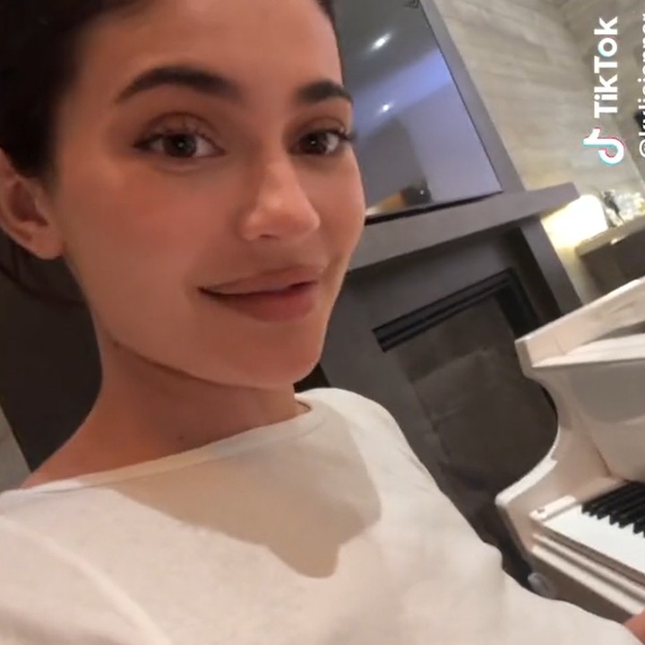 <p>Di rumah Kylie, terdapat pula sebuah grand piano warna putih. "Aku akan mencoba memainkannya di musim panas ini. Anak perempuanku selalu mengikuti les piano setiap miggunya," ujar Kylie dalam video. (Foto: TikTok @kyliejenner)</p>