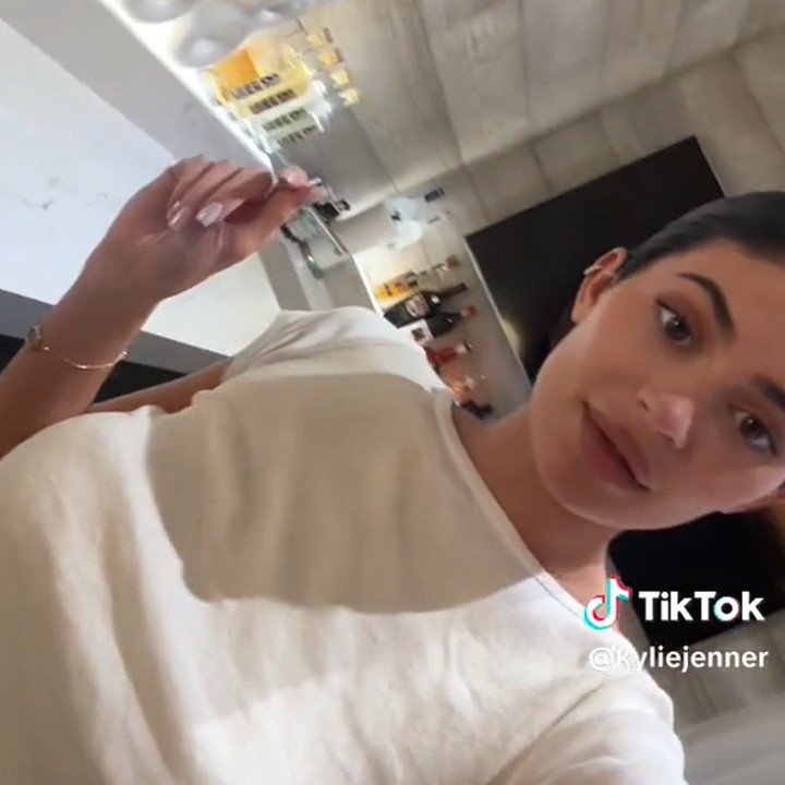 <p>Sementara itu pada bagian pantry, Kylie memiliki tempat yang ia sebut sebagai 'Bar Room'. Di sana, ia memajang berbagai minuman beralkohol yang sering ia nikmati ketika bersantai. (Foto: TikTok @kyliejenner)</p>