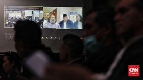 FOTO: Sidang Perdana Lukas Enembe Ditunda